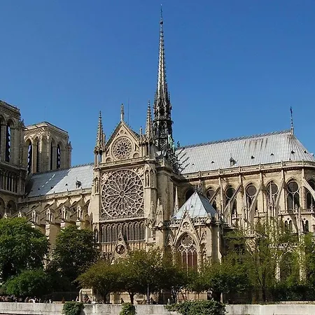 Moderne Artistique Sur Les Toits De Vue Sur Notre-dame Et La Seine Apartment