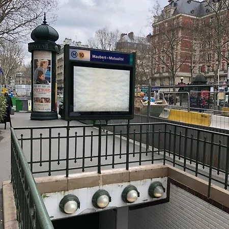 Moderne Artistique Sur Les Toits De Vue Sur Notre-dame Et La Seine